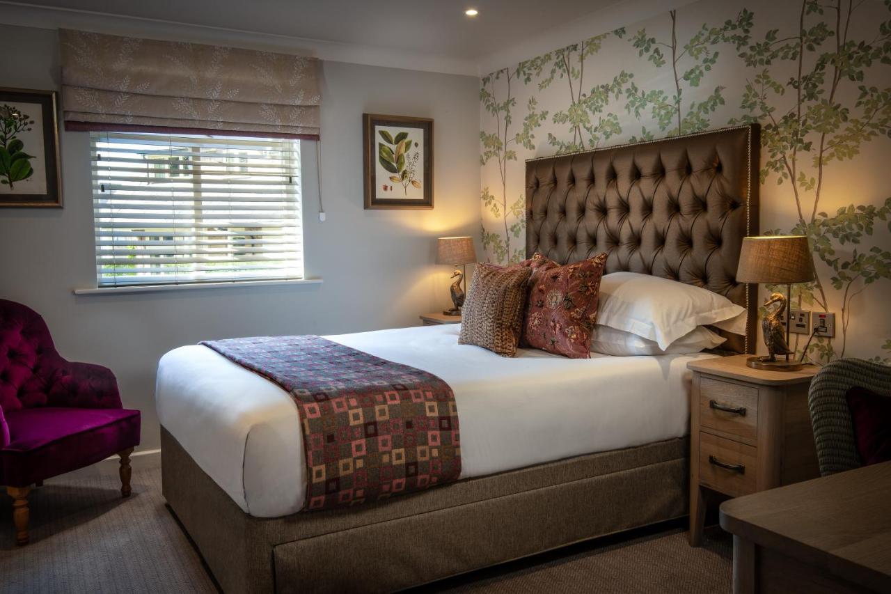 The Millstone, Mellor 호텔 블랙번 외부 사진 A bedroom at The Old parsonage