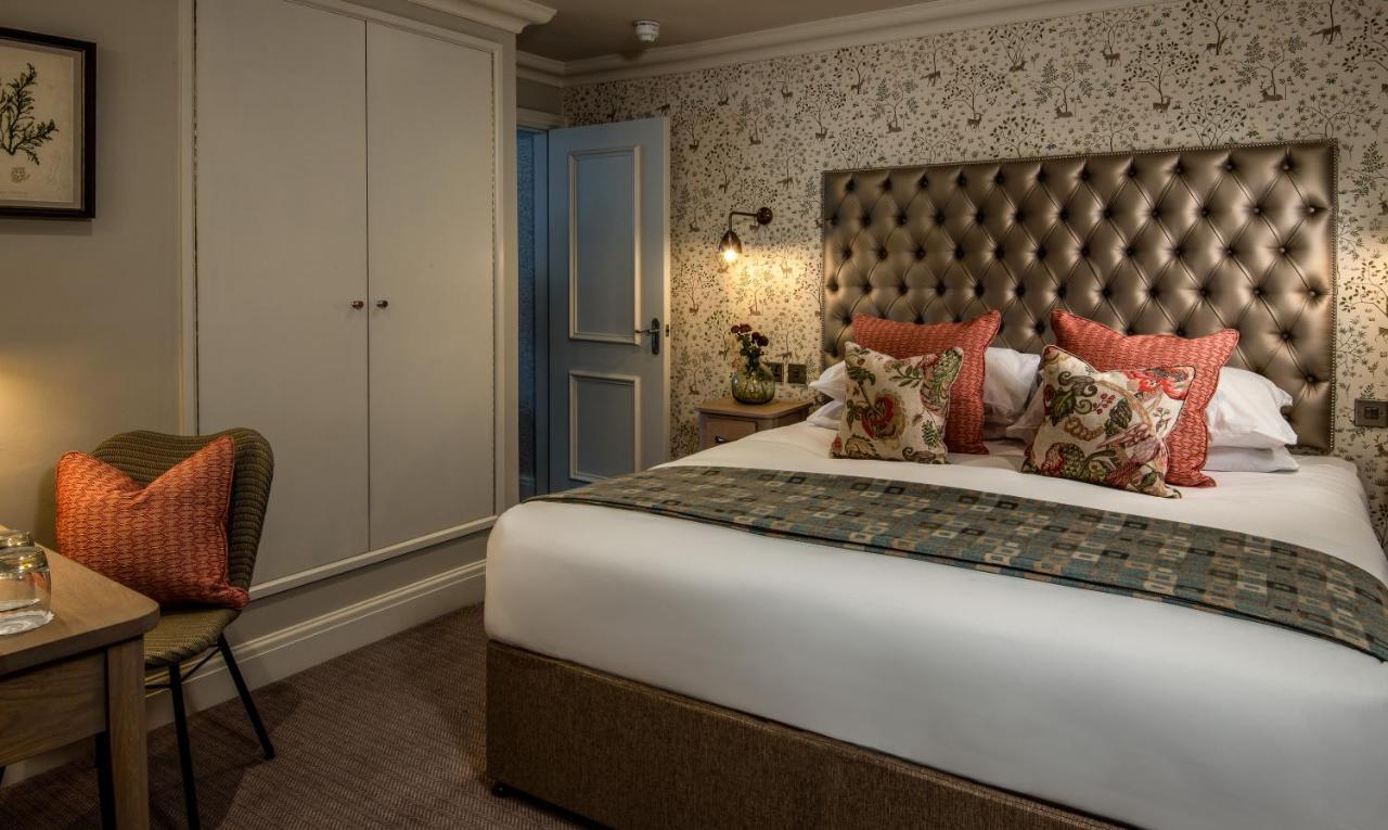 The Millstone, Mellor 호텔 블랙번 외부 사진 A bedroom at The Swan