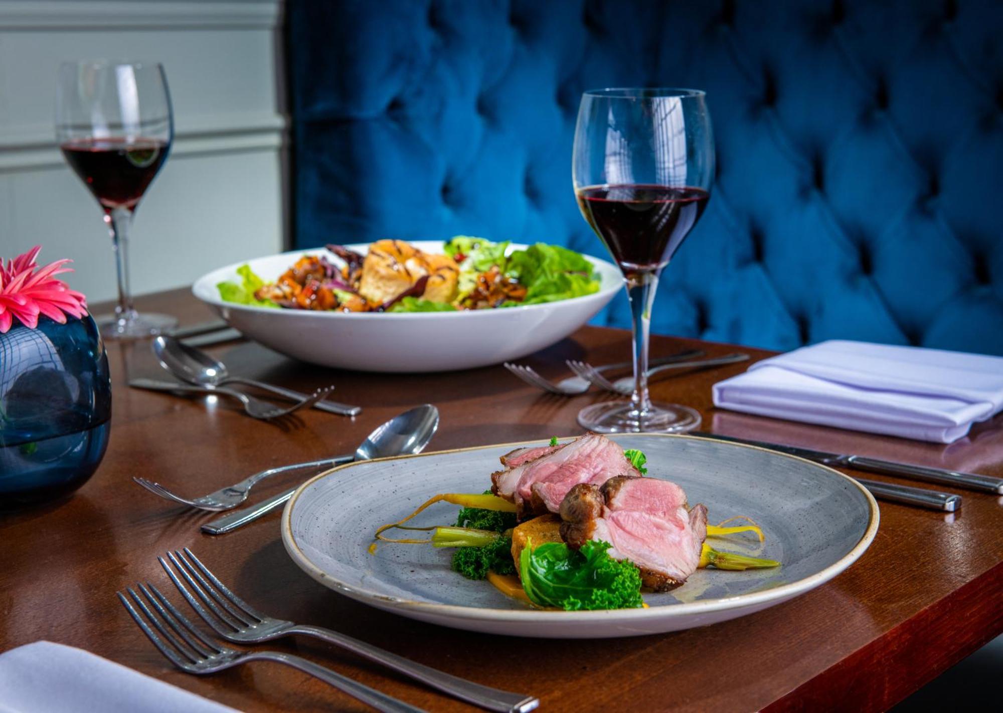 The Millstone, Mellor 호텔 블랙번 외부 사진 A meal at the restaurant