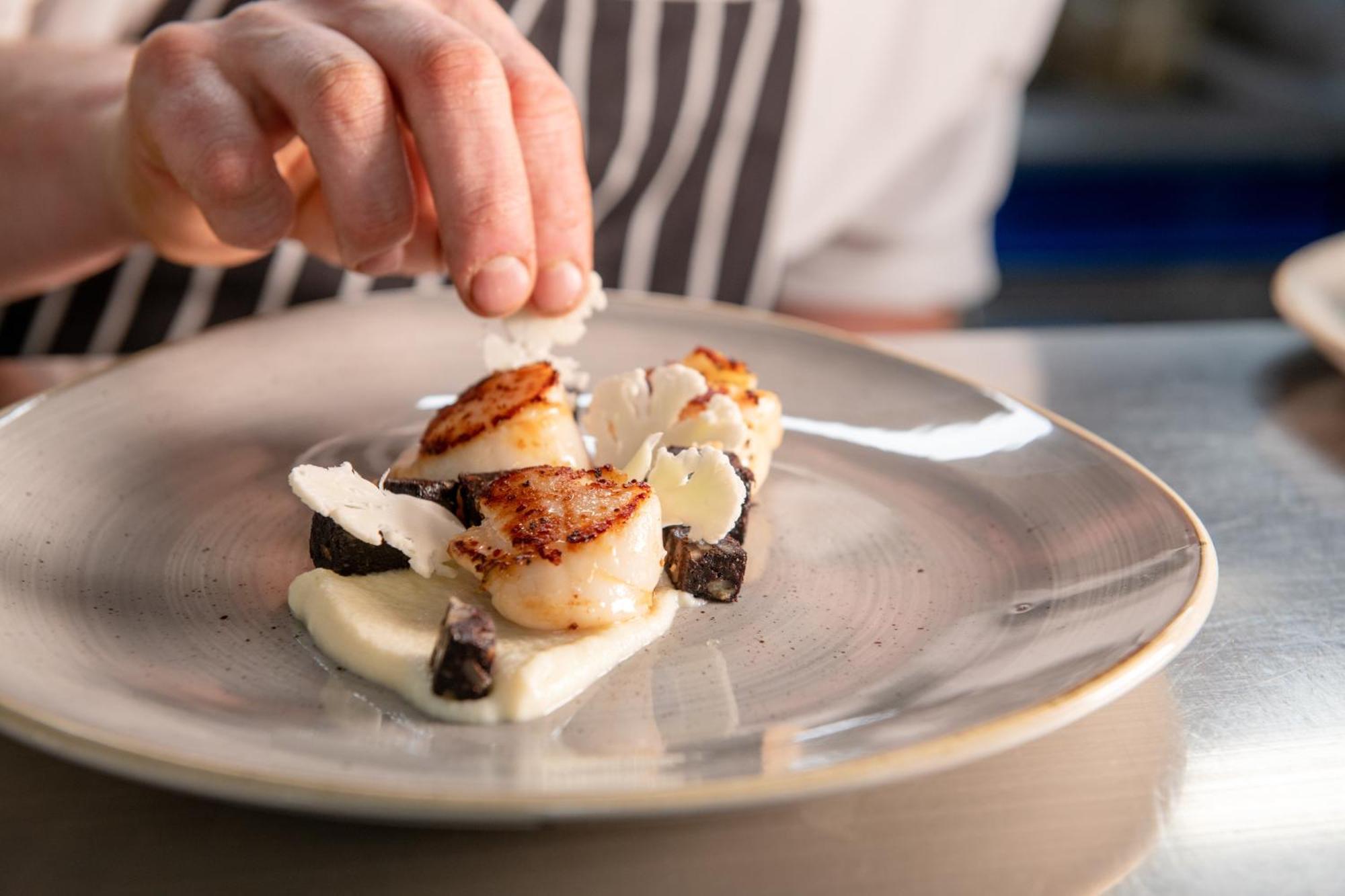 The Millstone, Mellor 호텔 블랙번 외부 사진 A chef finishing a plate of scallops