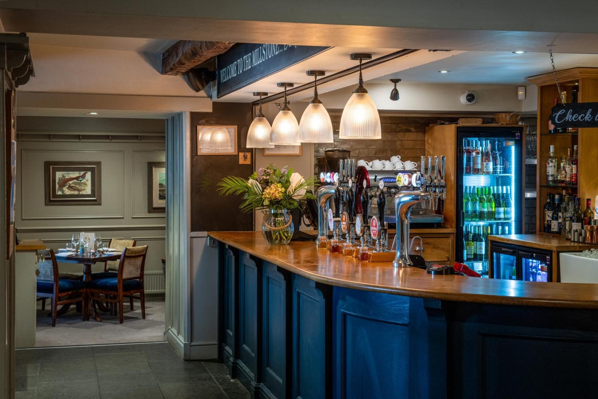 The Millstone, Mellor 호텔 블랙번 외부 사진 The bar at The Old Mill