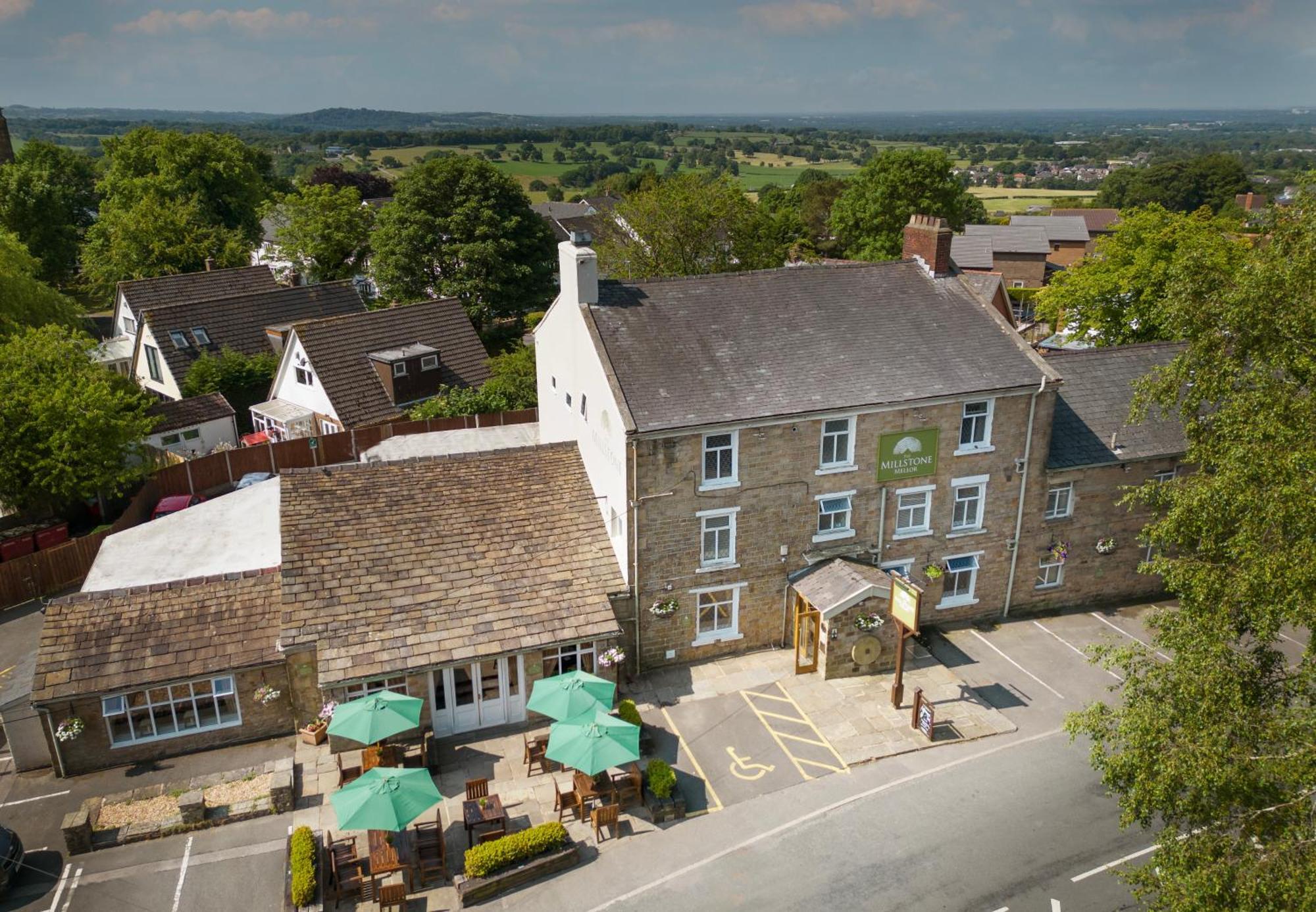 The Millstone, Mellor 호텔 블랙번 외부 사진 The Green Man, from the air