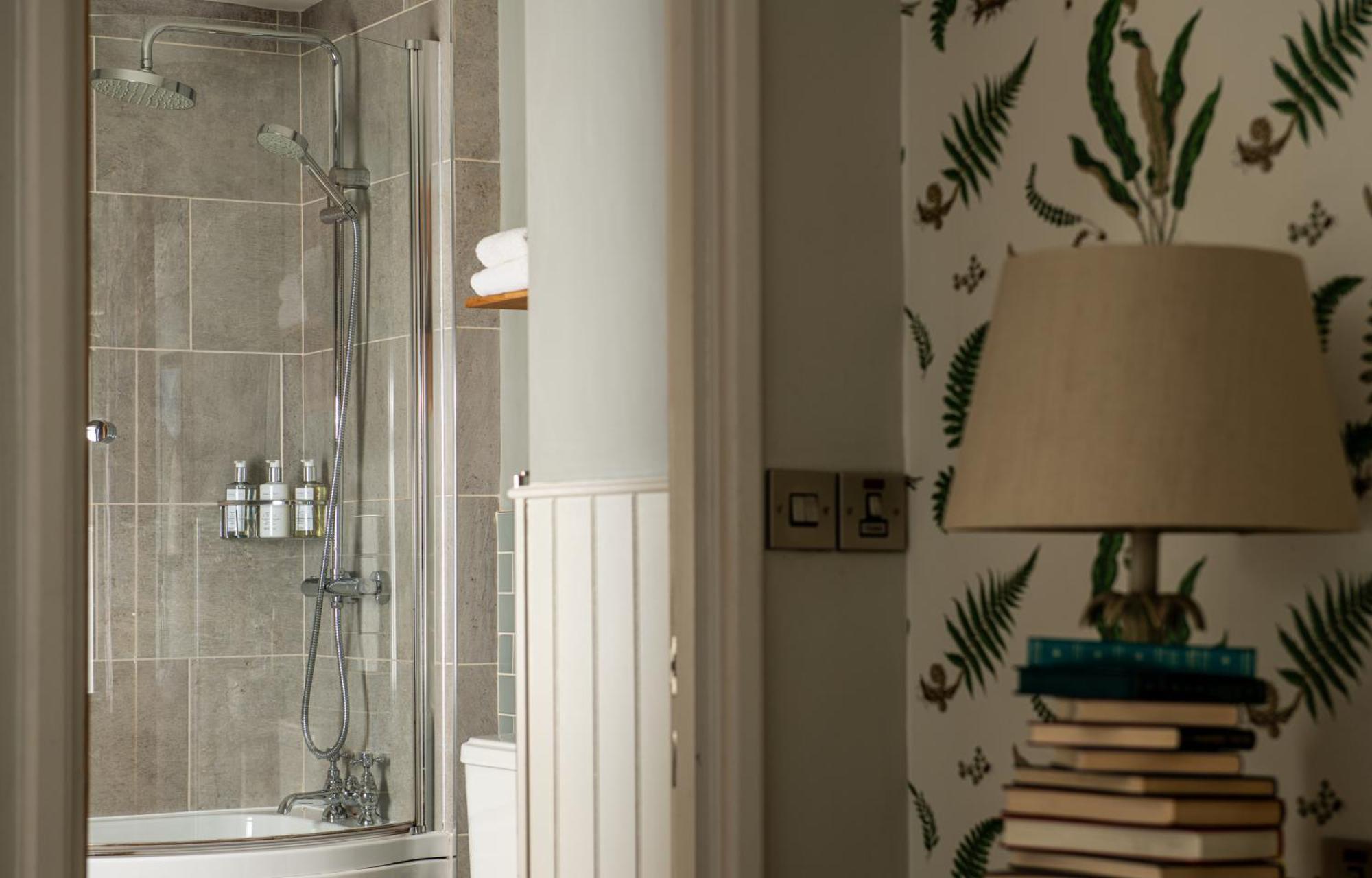 The Millstone, Mellor 호텔 블랙번 외부 사진 A shower enclosure