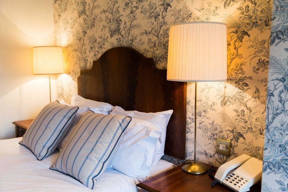 The Millstone, Mellor 호텔 블랙번 외부 사진 A bedroom at the hotel