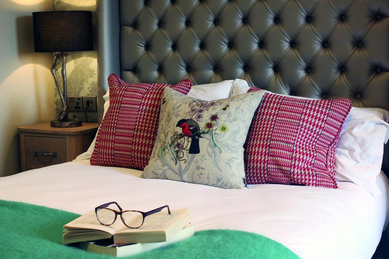 The Millstone, Mellor 호텔 블랙번 외부 사진 A bed with cushions