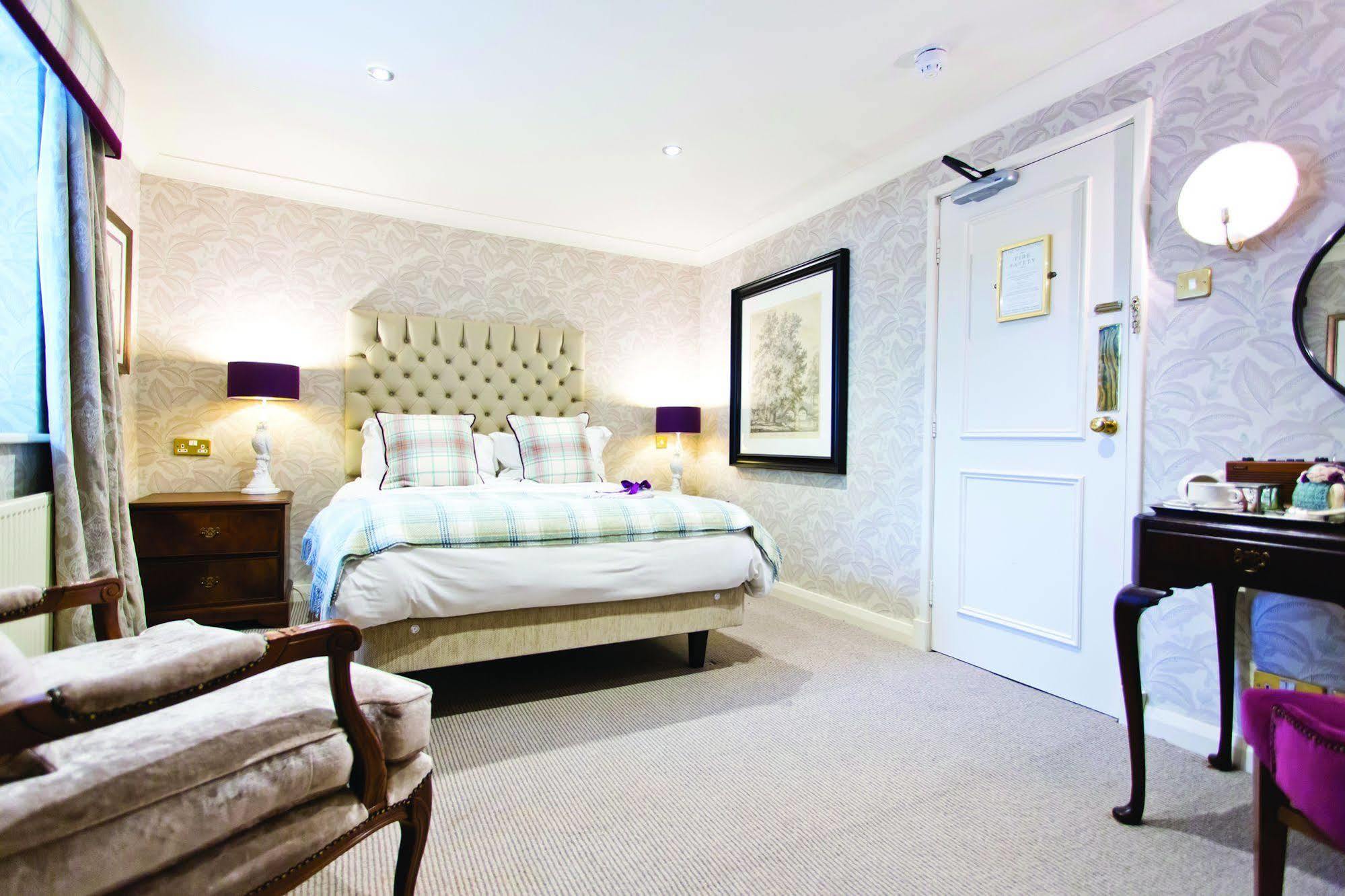 The Millstone, Mellor 호텔 블랙번 외부 사진 A bedroom at The Old parsonage