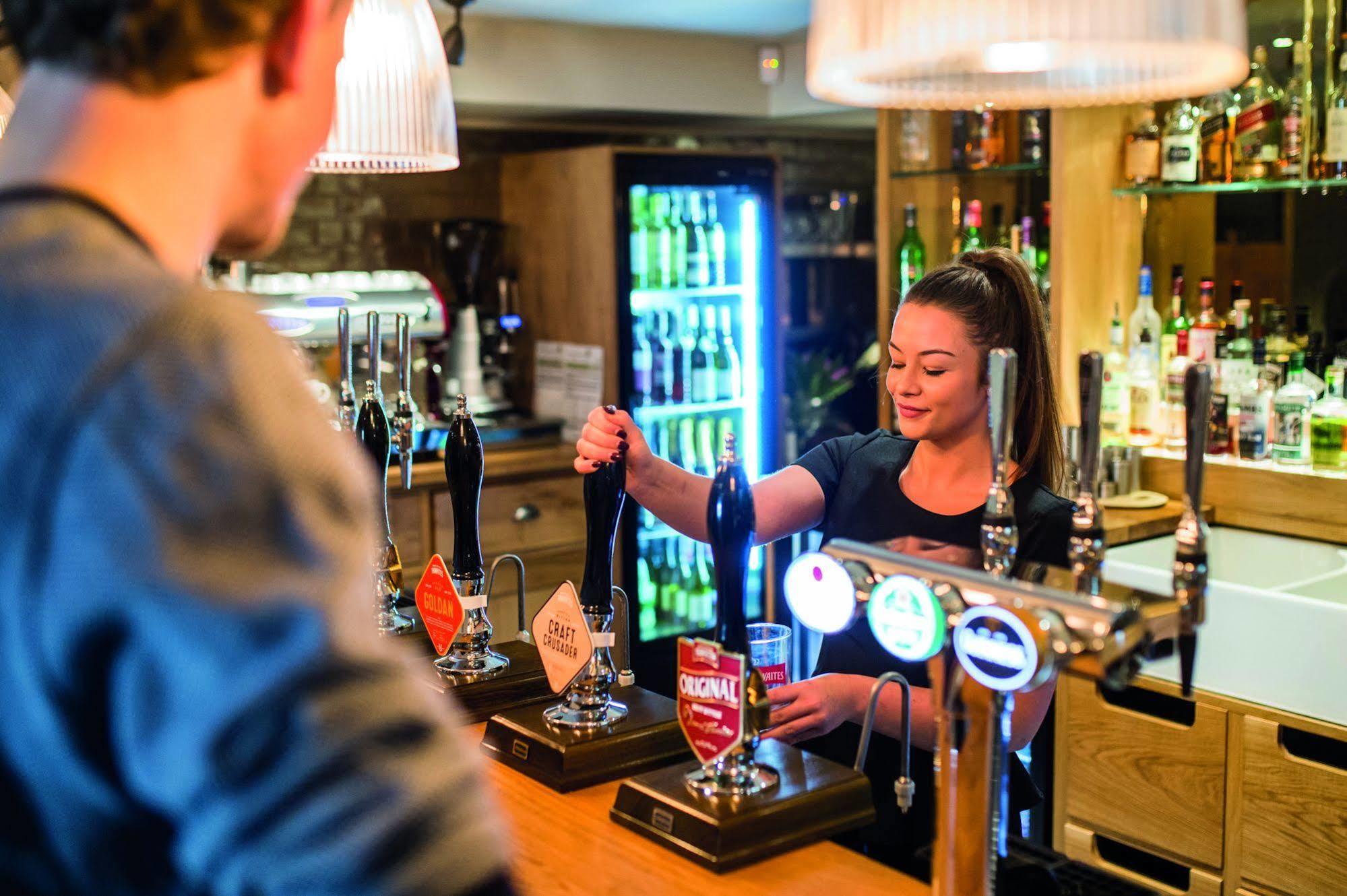 The Millstone, Mellor 호텔 블랙번 외부 사진 A barmaid serving a customer