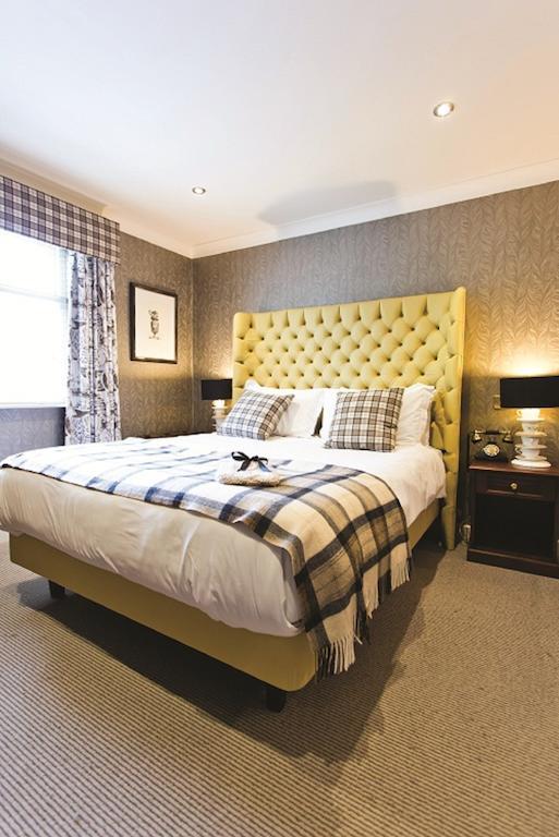 The Millstone, Mellor 호텔 블랙번 외부 사진 A bedroom at the hotel